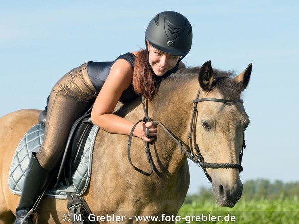 Junge Reiterin mit Deutschem Reitpony 