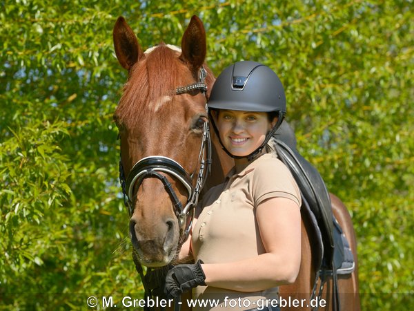 Junge Reiterin mit Hanoveraner Stute 