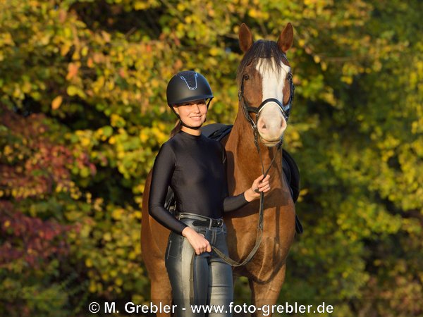 Junge Reiterin mit Connemara Pony im Herbst - GlÃ¤nzendes Outfit