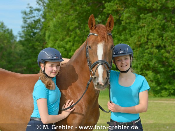 Zwei jugendliche Reiterinnen mit Irish Sport horse 