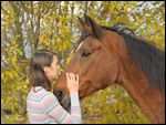 Junge Frau mit ihrer alten Hannoveraner Stute 