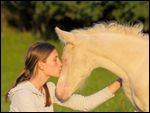 Frau mit Connemara Pony Fohlen 