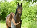 Junge Frau mit ihrer Hannoverander Stute 