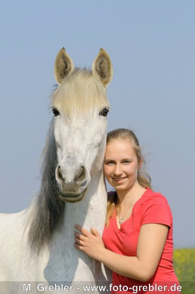 Teenager mit Paso Fino Pferd 