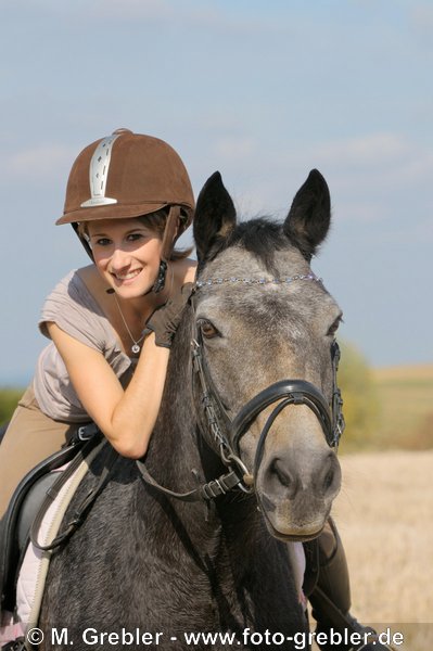 Frau mit ihrem Connemara Pony 