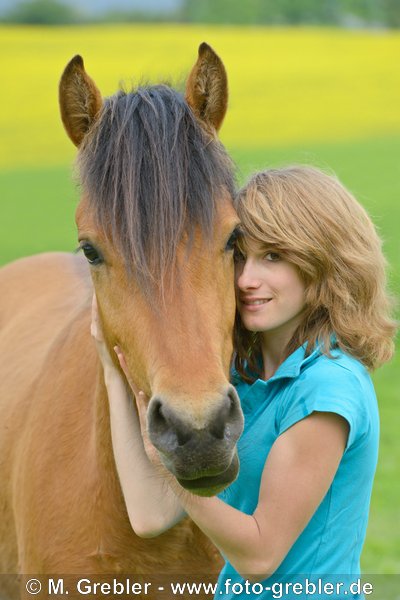 Frau mit 2-jähriger Ponymix-Stute 