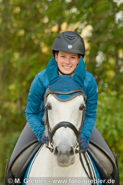 Junge Reiterin auf ihrem Deutschen Reitpony 