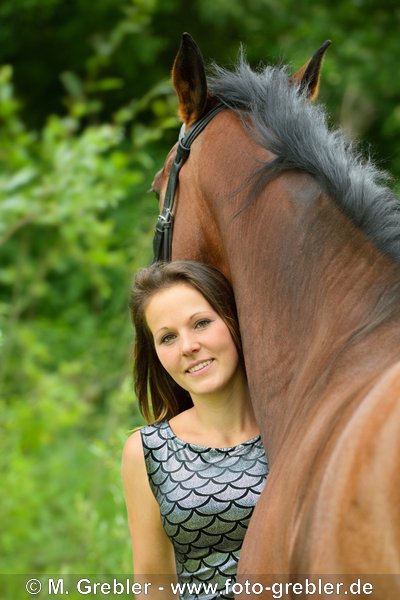 Modisch gekleidete Frau mit Bayerischem Warmblut 