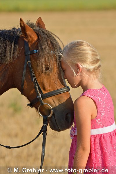 Mädchen mit Welsh-B Pony 