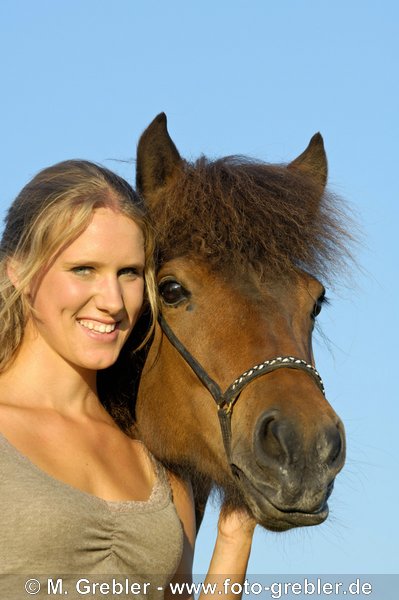 Junge Frau mit ihrer Island-Stute 