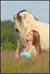 Junge Frau mit Fjordpferd JÃ¤hrling 