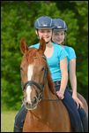 Zwei jugendliche Reiterinnen auf einem Irish Sport horse 