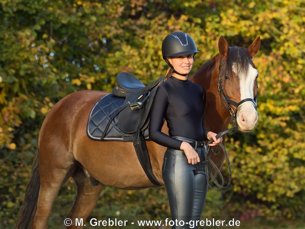 Satin Schabracke (RD) / Metallic Reithose (Horze) / Sport-Body / Stilistisch passender Helm