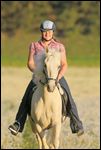 Reiterin auf Isabellfarbenem Paso Fino Pferd 