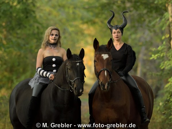 Pferd und Reiterin zu Halloween 