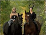 Pferd und Reiterin zu Halloween 
