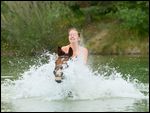 Frau beim Baden mit ihrem Pony 