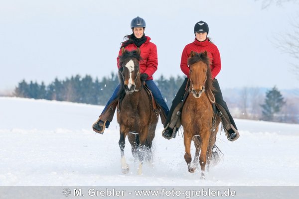 Zwei junge Reiterinnen bei Winterausritt auf Paso Finos im Tölt 