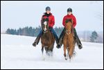 Zwei junge Reiterinnen bei Winterausritt auf Paso Finos im Tölt 